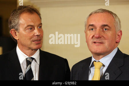 Blair und Ahern für Dezentralisierung Gespräche zu erfüllen Stockfoto