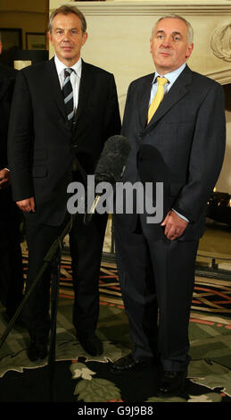 Der britische Premierminister Tony blair (links) und der irische Premierminister Bertie Ahern in St. Andrews, Schottland, vor den Gesprächen über den Friedensprozess in Nordirland. Stockfoto