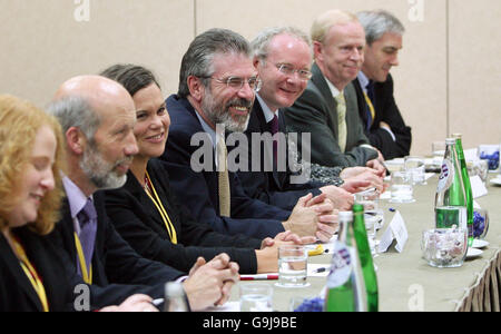 Sinn-Fein-Führer Gerry Adams (Mitte) unter Politikern bei einem Pressegespräch in St. Andrews, Schottland, vor Gesprächen über den Friedensprozess in Nordirland. Stockfoto