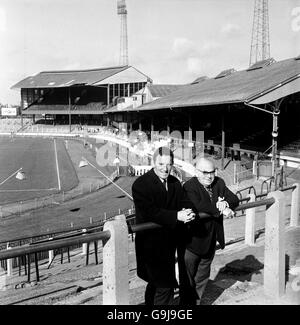 (L-R) der neue Chelsea-Manager Dave Sexton steht auf dem Stamford Brückenterrassen mit dem Vorsitzenden Charles Pratt Stockfoto