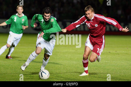 Northern Irelands Keith Gillespie, kämpft gegen Genadis Solonicins aus Lettland während des EM 2008 Gruppe F Qualifying Match in Windsor Park, Belfast. Stockfoto