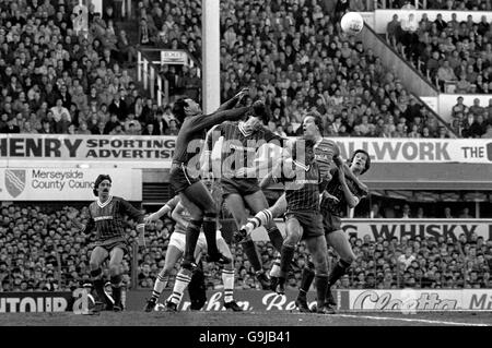 Allgemeine Aktion in der Liverpool Toröffnung. (l-r) Liverpools Mark Lawrenson, Torwart Bruce Grobbelaar, Evertons Graeme Sharp, Liverpools Alan Hansen, Alan Kennedy, Evertons Andy Gray und Liverpools Ronnie Whelan. Stockfoto