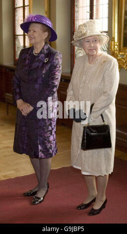 Die britische Königin Elisabeth II. Zusammen mit dem Präsidenten Lettlands Vaiza Vike Freiberga, bevor sie an einem Staatsessen im Blackheads House in Riga teilnahm. Stockfoto