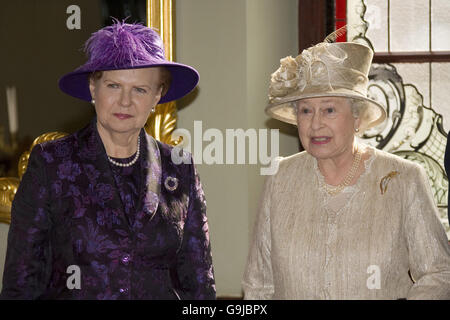 Die britische Königin Elisabeth II. Zusammen mit dem Präsidenten Lettlands Vaiza Vike Freiberga, bevor sie an einem Staatsessen im Blackheads House in Riga teilnahm. Stockfoto