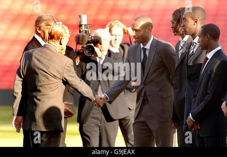 Prinz Philip, der Herzog von Edinburgh, schüttelt sich die Hände mit Thierry Henry vom Arsenal Football Club (rechts) auf dem Platz im Emirates Stadium im Norden Londons. Stockfoto