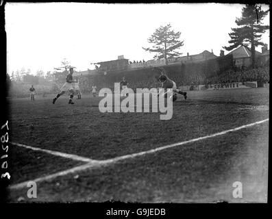 Fußball - FA Cup - Sechste Runde - Bournemouth und Boscombe Athletic gegen Manchester United. Mark Jones (l) von Manchester United erzielt das Eröffnungstreffer an Bournemouth und Boscombe Athletic Torwart Tom Godwin (r) Stockfoto