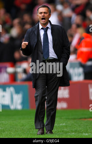 Fußball - FA Barclays Premiership - Sheffield United / Chelsea - Bramall Lane. Der Chelsea-Manager Jose MourIno feiert, nachdem Henrique Hilario eine Strafe von Danny Webber von Sheffield United gerettet hat Stockfoto