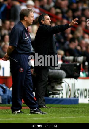 (L-R) der Manager von Sheffield United, Neil Warnock, und der Chelsea-Manager, Jose Mourinhin, stehen auf dem Touchpoint Stockfoto