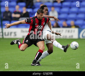 Fußball - Coca-Cola League One - Tranmere Rovers gegen Bournemouth - Prenton Park. Ian Goodison von Tranmere und Joshua Gowling von Bournemouth spielen während des Coca-Cola League One-Spiels im Prenton Park, Birkenhead. Stockfoto