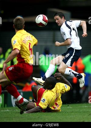 Fußball - FA Barclays Premiership - Watford / Tottenham Hotspur - Vicarage Road. Robbie Keane, Tottenham Hotspur Gerät trotz der Aufmerksamkeit von Watfords Dan Shittu (Mitte) und Jay Demerit (L) in eine Kreuzung Stockfoto