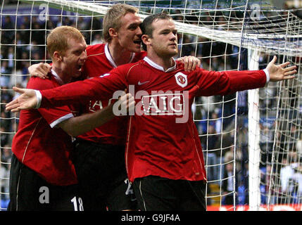 Wayne Rooney von Manchester United (rechts) feiert seinen Hattrick gegen Bolton Wanderers, mit den Teamkollegen Paul Scholes (links) und Darren Fletcher, während des Barclays Premiership-Spiels im Reebok Stadium, Bolton. Stockfoto