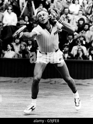 Tennis - Wimbledon Championships - Herreneinzel - Finale - Bjorn Borg gegen Jimmy Connors. Bjorn Borg in Aktion Stockfoto