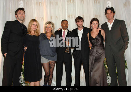 Die Besetzung und Crew von Doctor Who, darunter (L-R) David Tennant, Billie Piper, Camille Coduri und Noel Clarke, bei den National Television Awards 2006 in der Royal Albert Hall im Westen Londons. Stockfoto