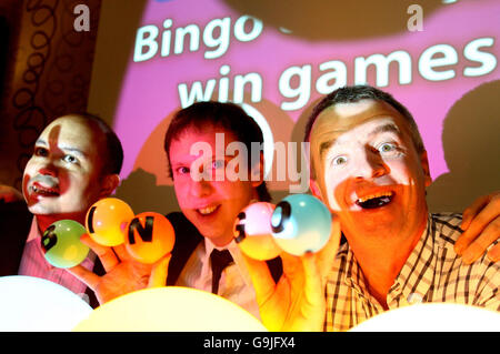 Ryanair Chief Executive Michael O'Leary trifft die Jackpot Joy Executives Michael Braga und (links) und Noel Hayden zu einer Fotogelegenheit bei einer Pressekonferenz zur Einführung von Online-Bingo und -Gaming für ihre Kunden im Zentrum von London. Stockfoto