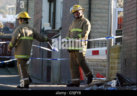 Notdienste besuchen die Szene in Accrington, wo ein Hausbrand fünf Mitglieder derselben Familie das Leben gekostet hat. Stockfoto