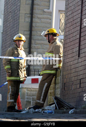 Notdienste besuchen die Szene in Accrington, wo ein Hausbrand fünf Mitglieder derselben Familie das Leben gekostet hat. Stockfoto