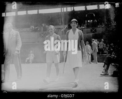 (R-L)Helen Wills Moody und Helen Jacobs gehen auf den Platz Für das Finale der Damen im Einzel Stockfoto