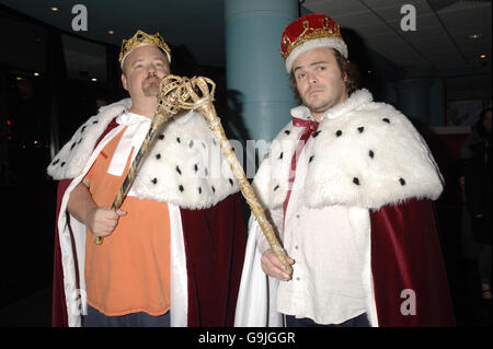 Jack Black (rechts) und Kyle Gass kommen zur Weltpremiere von Tenacious D: In The Pick of Destiny im Vue West End am Leicester Square im Zentrum von London an. Stockfoto