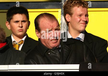 Fußball - FA Barclays Premiership - Watford / Middlesbrough - Vicarage Road. Dave Bassett setzt sich in die Tribüne Stockfoto