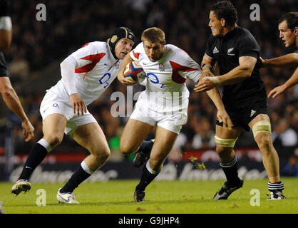 Der englische Ben Cohen (Mitte) entgeht dem Kampf des Neuseelands Chris Masoe während des Internationalen Spiels in Twickenham, London. Stockfoto