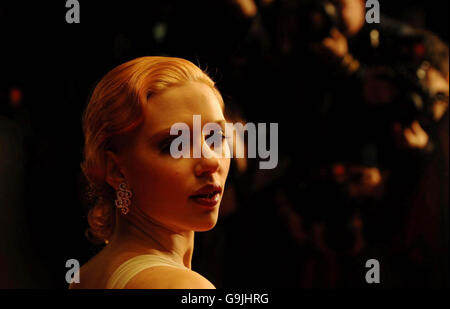 Der Prestige-Star Scarlett Johansson bei der UK-Premiere des Films im Odeon West End im Zentrum von London. Stockfoto