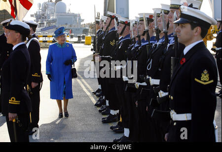 Queen Elizabeth II. Inspiziert die Ehrenwache bei einem Besuch der Typ 23 Fregatte HMS Lancaster im Marinestützpunkt Portsmouth, Hampshire. Stockfoto