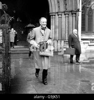 Ian Fleming, Schöpfer des Geheimdienstagenten James Bond, während der Mittagsvertagung der Anhörung vor dem Obersten Gerichtshof, in der er wegen angeblicher Urheberrechtsverletzung angeklagt wird. Stockfoto