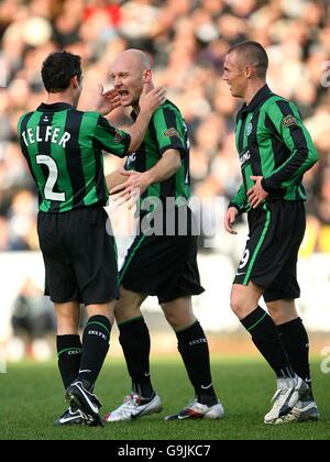 Fußball - Bank of Scotland Premier Division - St Mirren gegen Celtic - St Mirren Park. Thomas Gravesen (c) von Celtic feiert mit Paul Telfer und Kenny Miller das zweite Tor des Spiels Stockfoto