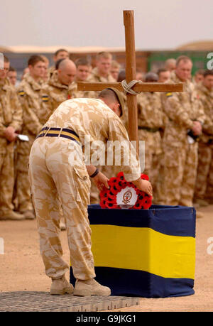 Ein Soldat des Royal Regiment der Prinzessin von Wales (PWRR) legt einen Kranz zu Ehren der Gefallenen und insbesondere derer, die im vergangenen Jahr ihr Leben bei einer Parade zum Gedenken an den Sonntag in ihrem Lager auf dem Basrah Airfield im Südirak gegeben hatten. Stockfoto