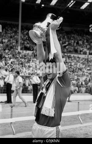 Fußball - FA Cup - Finale - Everton gegen Manchester United. Norman Whiteside von Manchester United hält die Trophäe hoch, nachdem er das Siegertor erzielt hat Stockfoto