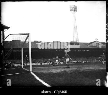 Chelsea-Torwart Peter Bonetti rettet einen Schuss vor Manchester United Paddy Crerand, als John Connelly sich ansieht Stockfoto