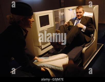 British Airways Chief Executive Willie Walsh entspannt sich auf dem neuen Business Class-Flachbett, das heute in London vorgestellt wurde. Stockfoto