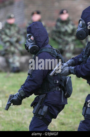 Mitglieder der Garda Emergency Response Unit nehmen an einer mehrteiligen chemischen und biologischen Angriffssimulation im Armeelager Curragh in Co Kildare Teil. Stockfoto