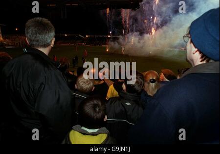 Die Menge beobachtet ein Feuerwerk, um das letzte zu markieren league-Spiel auf dem Manor Ground vor gespielt werden Der Verein zieht für die nächste Saison in ein neues Stadion Stockfoto