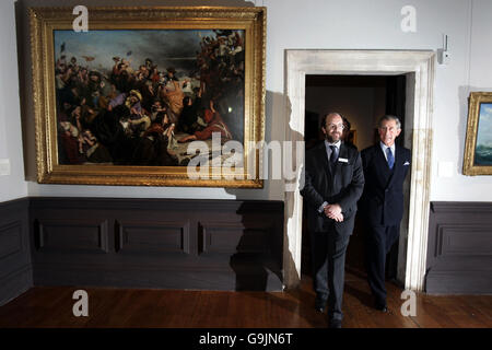 Der britische Prinz Charles, rechts, geht in eine Galerie, während er das National Maritime Museum in Greenwich, London, besichtigt. Stockfoto