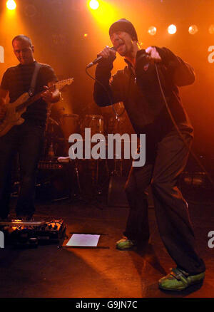 Jamiroquai spielen eine exklusive Show für Capital Radio im Mean Fiddler im Zentrum von London. Stockfoto