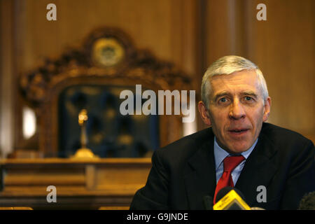 Der britische Unterhausführer Jack Straw spricht vor den Medien im Rathaus von Blackburn. Stockfoto