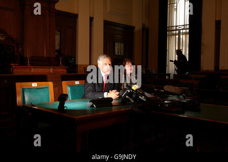 Der britische Unterhausvorsitzende Jack Straw mit Kate Hollern, der Anführer von Blackburn mit dem Darwen Borough Council, spricht im Rathaus von Blackburn zu den Medien. Stockfoto