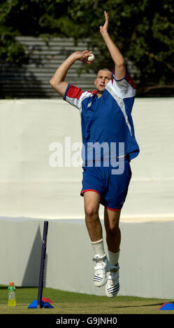 Cricket - England Trainingseinheit - Jaipur. England Bowler, Steve Harmion in Aktion an der Rajasthan Cricket Academy in Jaipur, Indien. Stockfoto