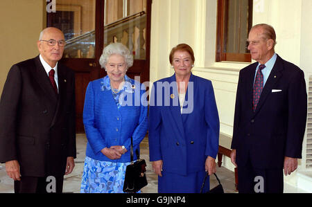 Die britische Königin Elizabeth II. Und der Herzog von Edinburgh begrüßen den Präsidenten der Italienischen Republik Giorgio Napolitano und seine Frau Clio im Buckingham Palace, London. Stockfoto