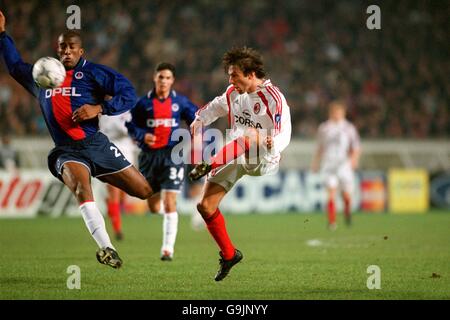 Paris St Germain's Sylvain Distin (l) kann es einfach nicht verhindern AC Milan's Leonardo (r) vor der Überquerung des Balls Stockfoto