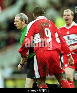 Fußball - FA Carling Premiership - Middlesbrough / Southampton. Paul Ince von Middlesbrough protestiert gegen den Schiedsrichter Neale Barry, nachdem für seinen Zusammenstoß mit dem Southampton-Torwart Paul Jones keine Strafe verhängt wurde Stockfoto