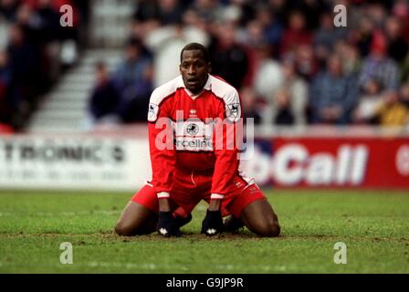 Fußball - FA Carling Premiership - Middlesbrough / Southampton. Ugo Ehiogu von Middlesbrough kann sein Glück nicht glauben, nachdem er eine große Chance verpasst hat, sich mit einem Kopfball gegen Southampton zu gleichen Stockfoto