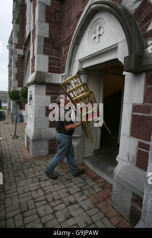 Die letzten Preperationen werden in der St. Patrick's Church in Fermoy, Co Cork, vor der Hochzeit von River Dance Star Michael Flatley mit dem 32-jährigen Tänzer Niamh O'Brien, später heute, gemacht. Stockfoto