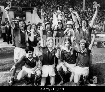 Ipswich Town feiern den Gewinn des FA Cup nach ihrem Sieg im Jahr 1-0: (Hintere Reihe, l-r) Brian Talbot, Clive Woods, Roger Osborne, Mick Mills, Paul Cooper, Kevin Beattie, George Burley, Paul Mariner (erste Reihe, l-r) Mick Lambert, David Geddis, Alan Hunter, John Wark Stockfoto