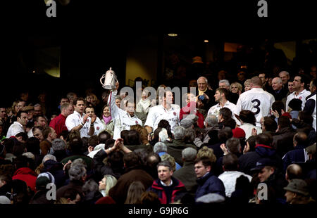 Rugby Union - Lloyds TSB Six Nations Championship - England gegen Schottland. Der englische Jonny Wilkinson hebt den Calcutta Cup an Stockfoto