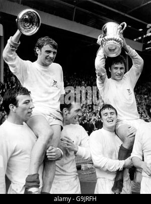 (R-L) West Bromwich Albion Kapitän Graham Williams hebt den FA Cup an, während Teamkollegen Ian Collard, Jeff Astle, Clive Clark und John Talbot ihren Sieg feiern Stockfoto