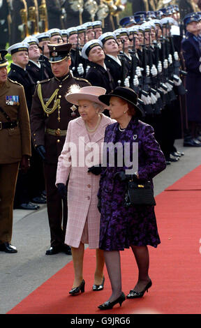 Die britische Königin Elisabeth II. Inspiziert die Ehrenwache neben der lettischen Präsidentin Vaira Vike-Freiberga, als sie auf der Burg Riga in Lettland ankommt. Stockfoto