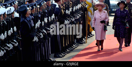 Die britische Königin Elisabeth II. Inspiziert die Ehrenwache neben der lettischen Präsidentin Vaira Vike-Freiberga, als sie auf der Burg Riga in Lettland ankommt. Stockfoto