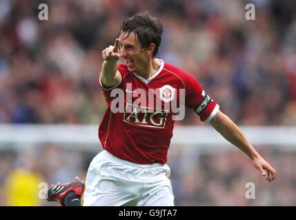 Fußball - FA Barclays Premiership - Manchester United / Liverpool - Old Trafford. Gary Neville von Manchester United feiert Rio Ferdinands Tor Stockfoto